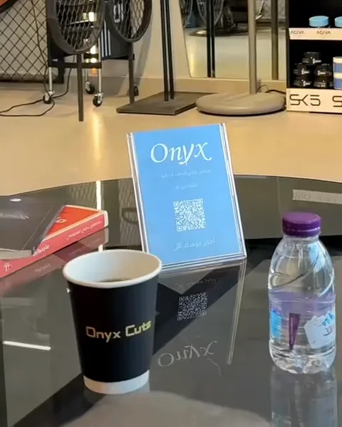 كوب قهوة أونيكس كاتس وماء على طاولة الانتظار
